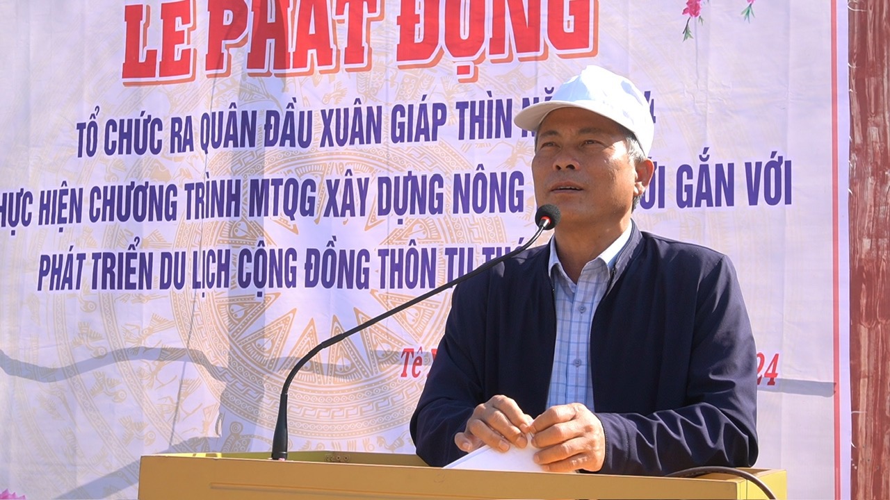 Đồng chí Võ Trung Mạnh, Phó bí thư, Chủ tịch UBND huyện phát biểu chỉ đạo tại buổi lễ
